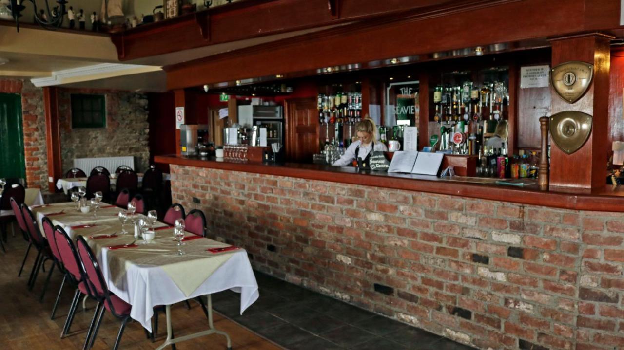 The Seaview Tavern 발리고맨 외부 사진